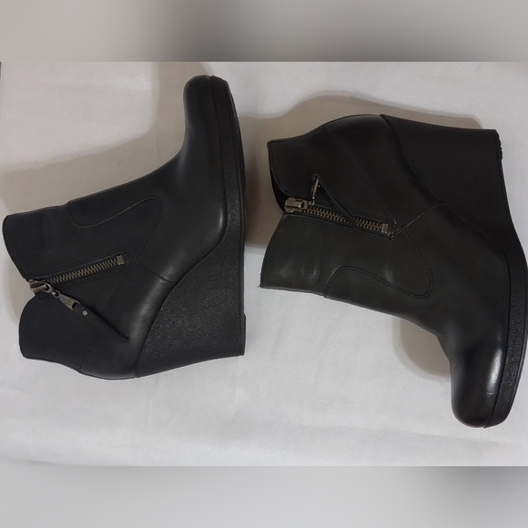 UGG "Meredith" Black Leather Wedge Ankle Booties EUC - Picture 7 of 12